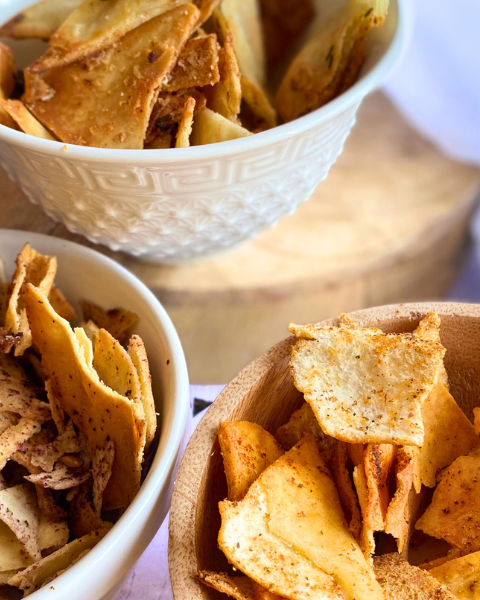 Découvrez la nouvelle recette Deliciously Home : trio de chips de pain libanais, apéritif croustillant aux trois saveurs.