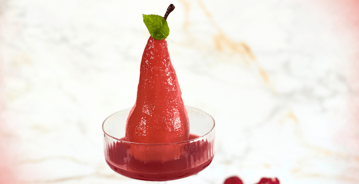 Élégance d'une poire pochée au sirop épicé de framboise, dessert gourmand aux notes délicates à découvrir sur DeliciouslyHome.com