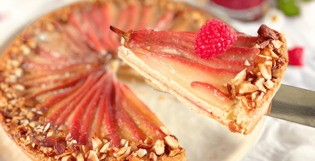 Tarte amandine poire-framboise à l’honneur sur DeliciouslyHome.com : une recette de saison entre fondant de la poire pochée et fraîcheur de la framboise, à découvrir sur le blog.