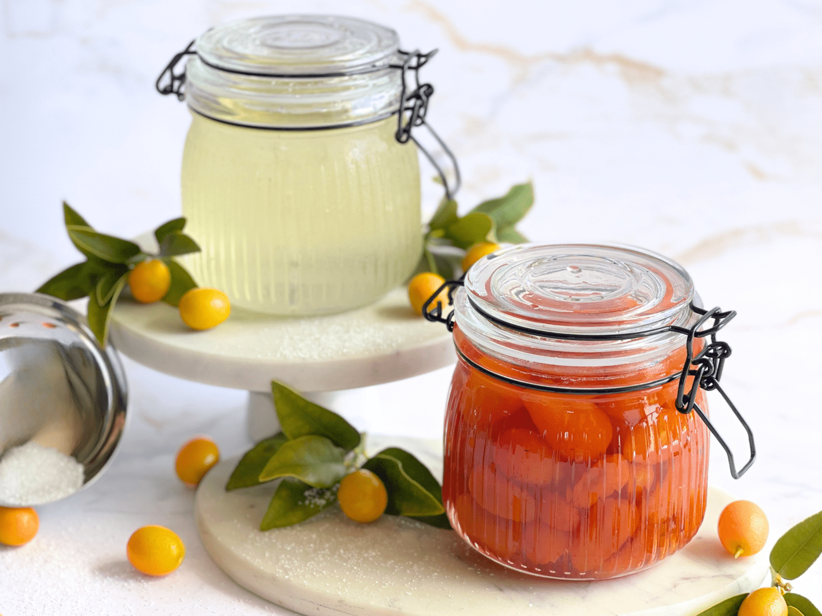 Kumquats confits faits maison prêts à illuminer vos desserts, une création artisanale signée deliciouslyhome.com.