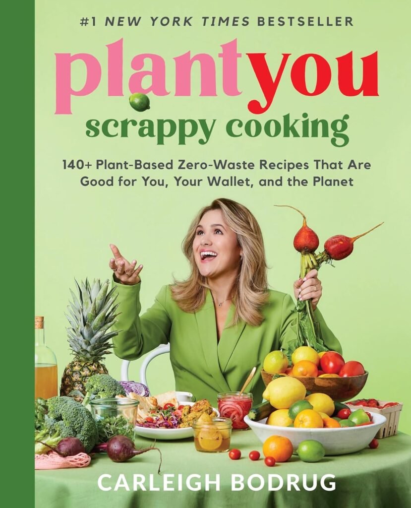 Couverture du livre "PlantYou: Scrappy Cooking" de Carleigh Bodrug. Une approche joyeuse, végétale et anti-gaspi pour cuisiner les fruits et légumes de saison en toute conscience. Sélection www.deliciouslyhome.com.