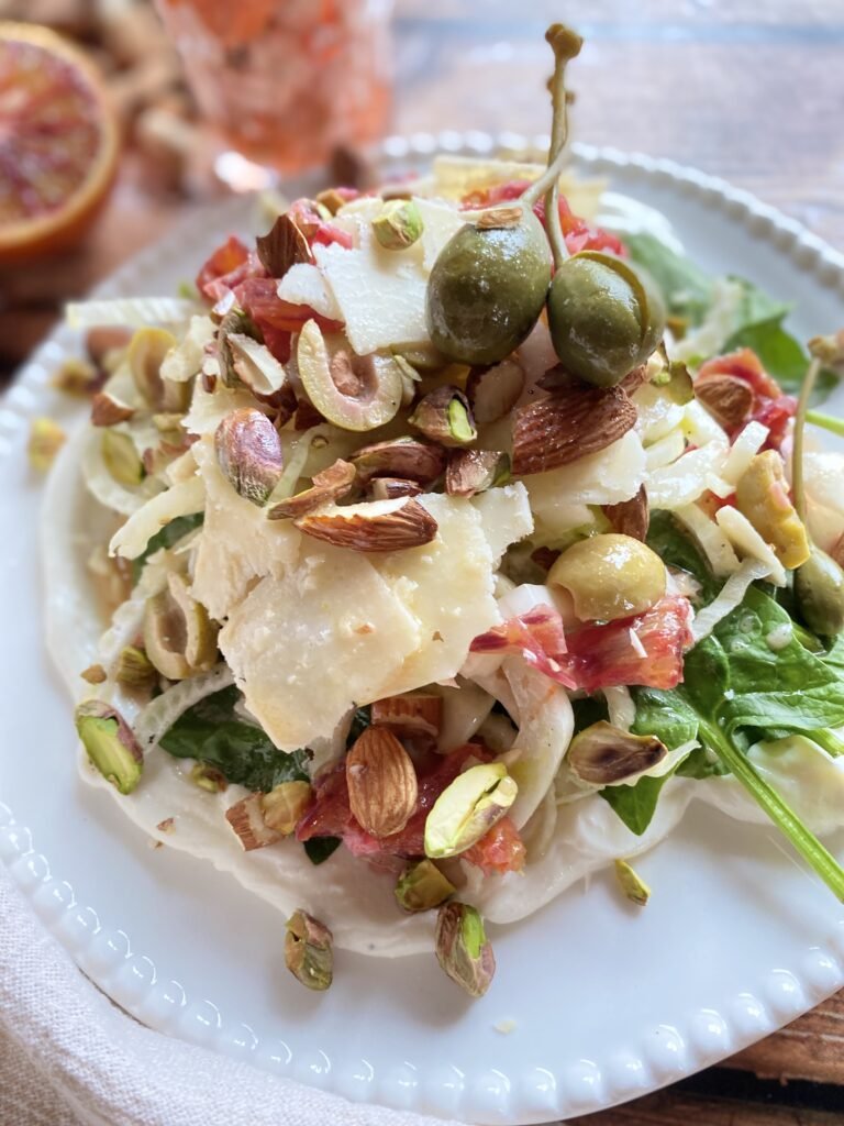 salade ricotta orange sanguine deliciouslyhome article1 Salade fraîche à la ricotta fouettée, orange sanguine, fenouil et parmesan, garnie de caprons, pistaches et amandes – découvrez la recette complète sur www.deliciouslyhome.com