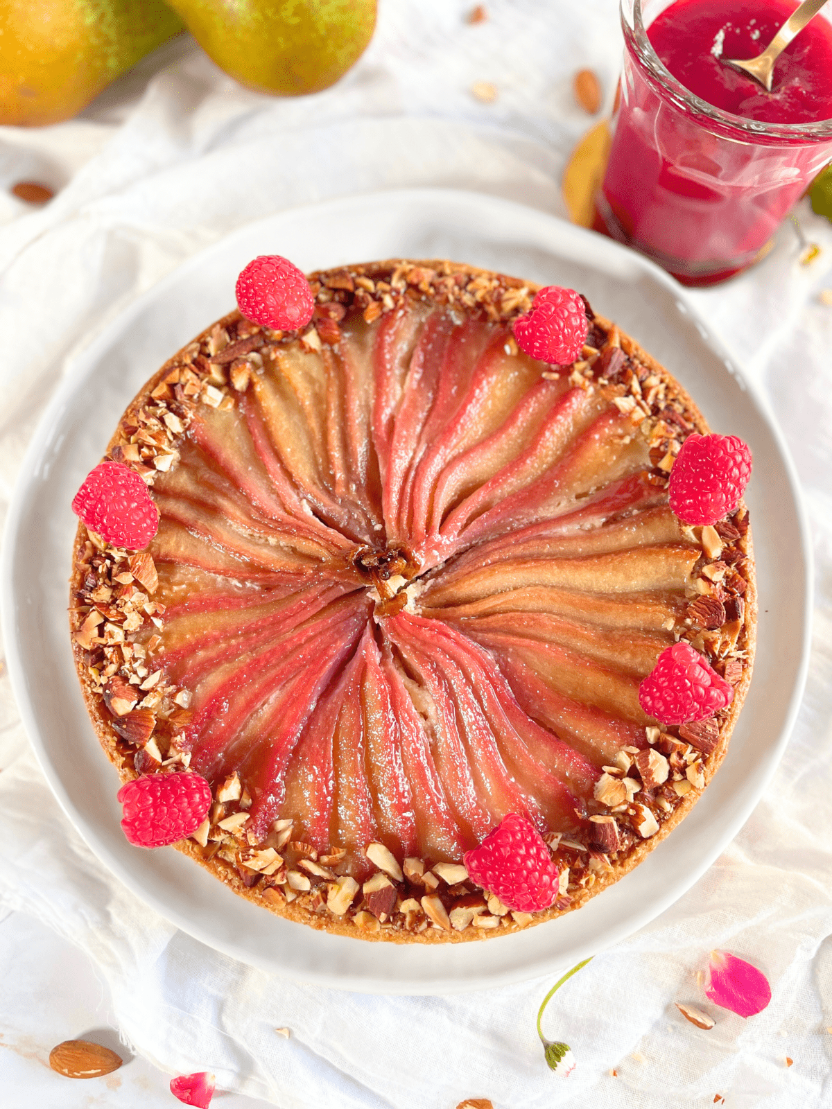 Tarte amandine poire-framboise à l’honneur sur DeliciouslyHome.com : une recette de saison entre fondant de la poire pochée et fraîcheur de la framboise, à découvrir sur le blog.