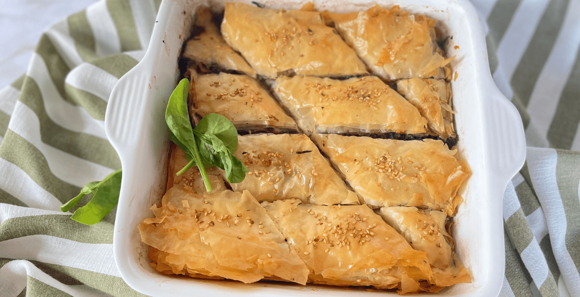 Feuilleté doré et croustillant de baklava salé à la feta, noix et épinards, prêt à servir – recette disponible sur www.deliciouslyhome.com