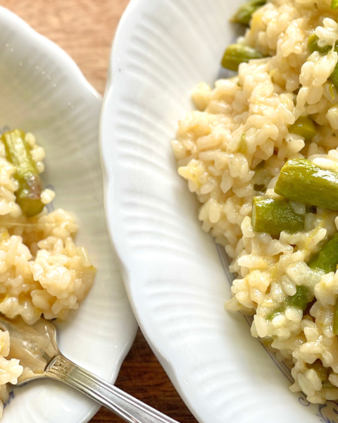 Zoom sur le risotto aux asperges, citron confit et pistaches grillées de DeliciouslyHome.com : une recette végétale printanière, à la texture crémeuse et au contraste subtil, pensée pour les repas partagés.