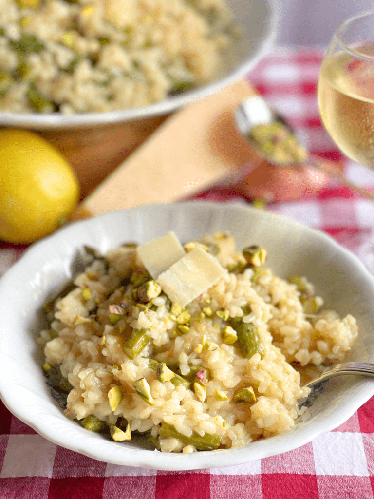 risotto asperges citron pistaches deliciouslyhome article2 Le risotto aux asperges, citron confit et pistaches grillées dans toute sa texture : une assiette végétale, équilibrée et chaleureuse, reflet d’un soir de printemps partagé, tel que raconté dans l’article DeliciouslyHome.com.