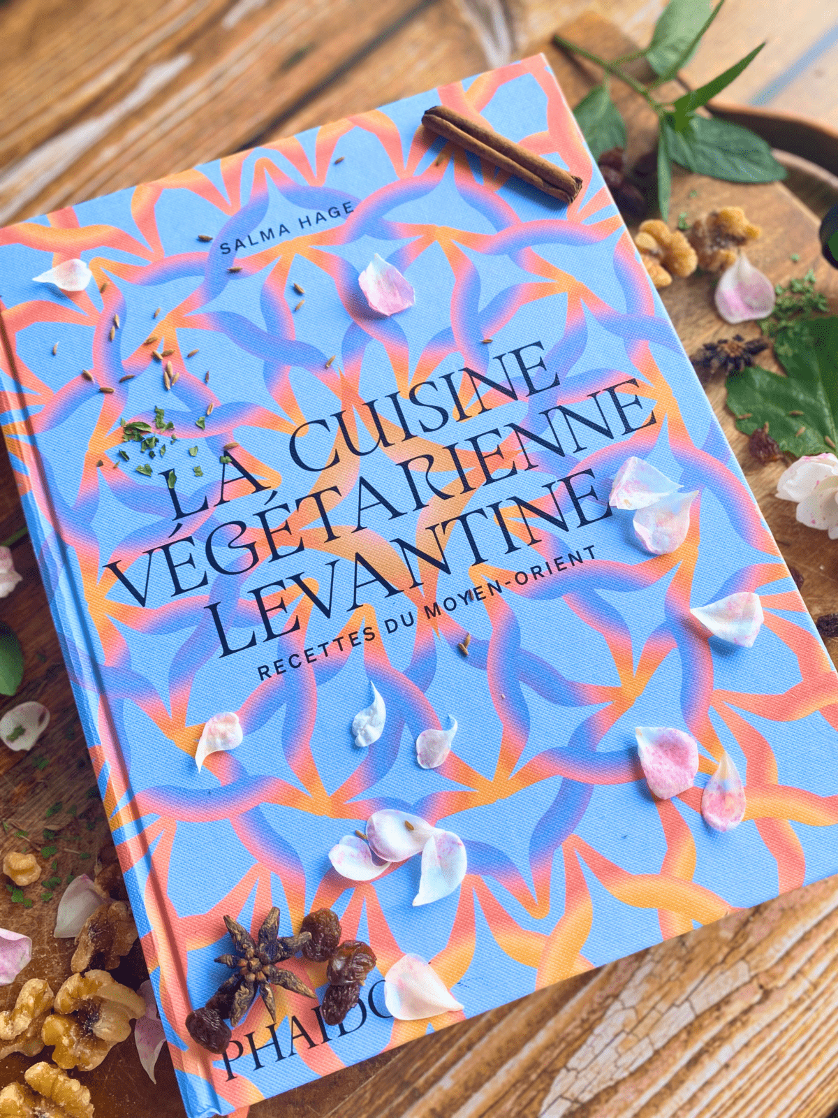 Couverture du livre La cuisine végétarienne levantine de Salma Hage, choisi pour le book club Deliciously Home.