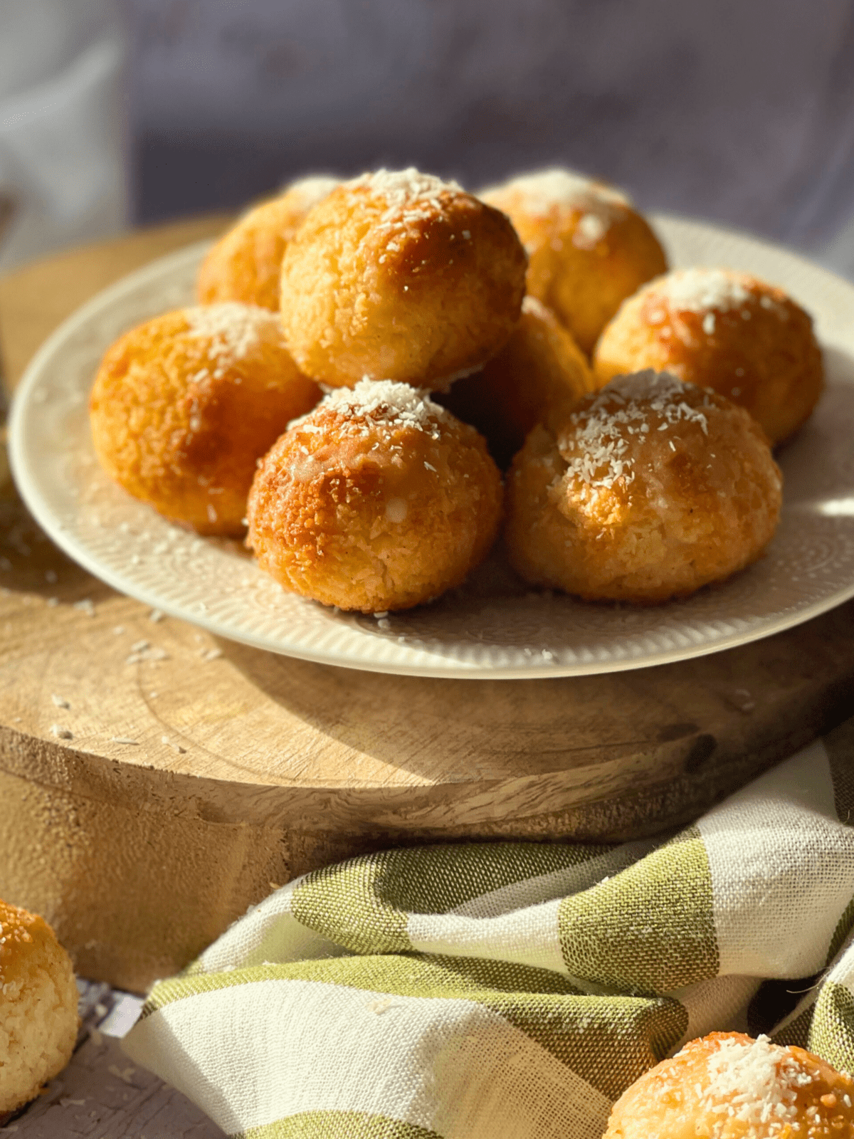 boules noix de coco dessert deliciouslyhome article2 Délicieuses boules coco dorées et saupoudrées de noix de coco râpée, prêtes à être dégustées – recette sur deliciouslyhome.com