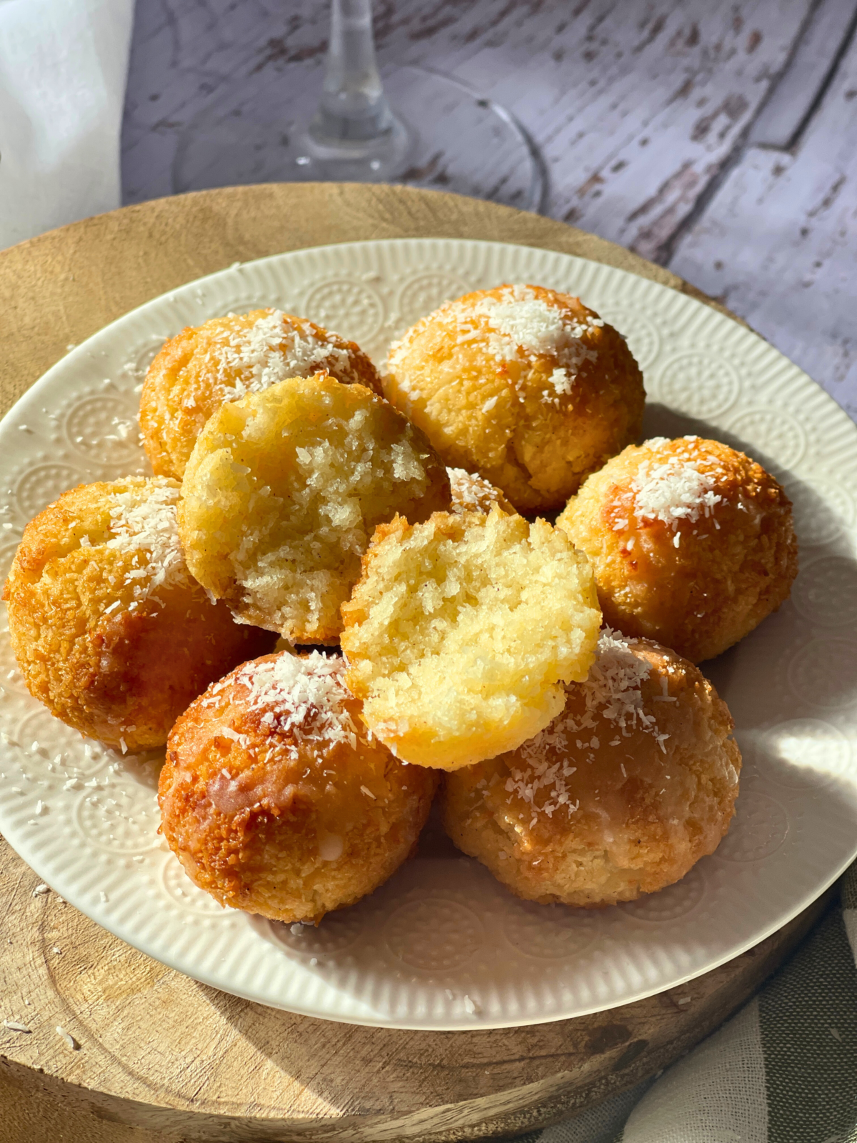 boules noix de coco dessert deliciouslyhome article3 Boules coco moelleuses à la noix de coco râpée, vues en gros plan sur assiette blanche – recette facile sur deliciouslyhome.com