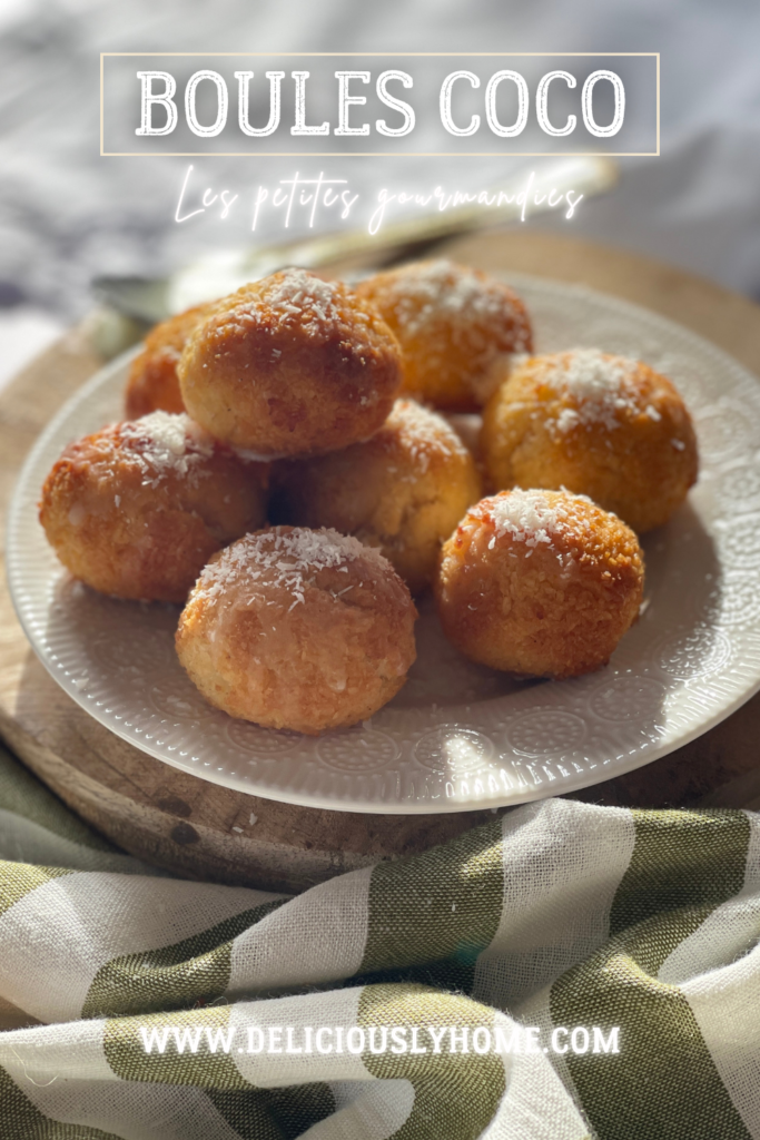 Photo gourmande de boules coco dorées avec texte “Boules Coco – Les petites gourmandises” – recette disponible sur deliciouslyhome.com