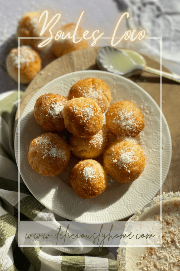 Photographie de boules à la noix de coco accompagnée de l’URL deliciouslyhome.com – idée gourmande à enregistrer