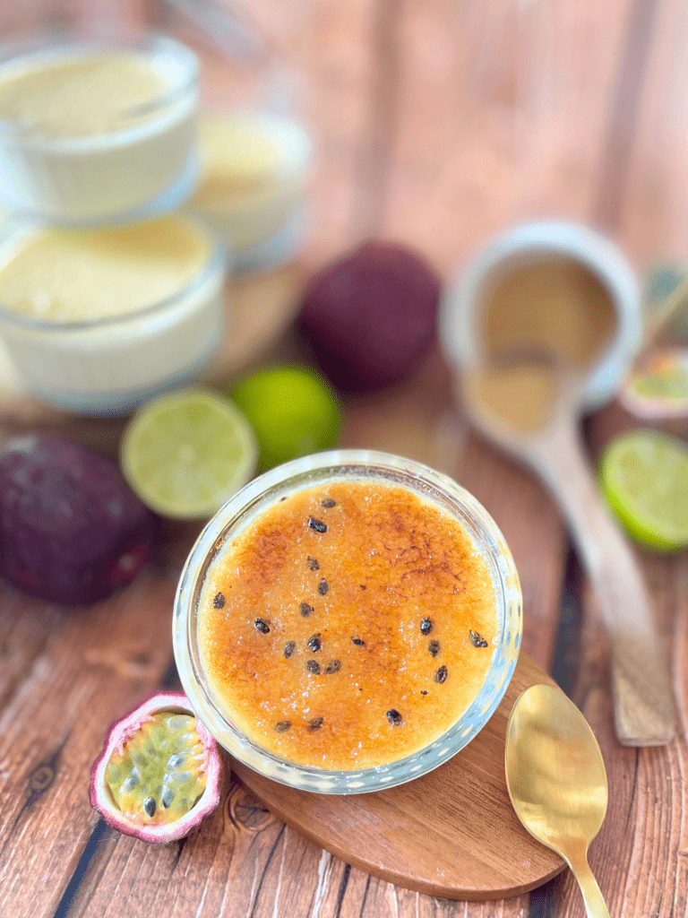 Crème brûlée maison, vanille, citron vert et fruit de la passion : cette version Deliciously Home raconte le moment précis où la texture devient souvenir.
