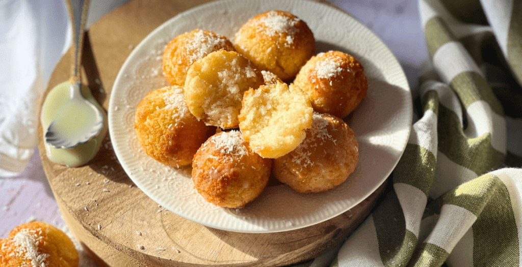 Boules coco croustillantes à l’extérieur et fondantes à l’intérieur, recette tropicale à découvrir sur deliciouslyhome.com