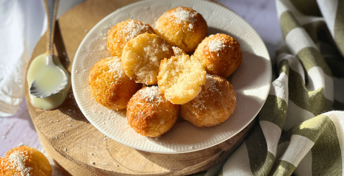 Boules coco croustillantes à l’extérieur et fondantes à l’intérieur, recette tropicale à découvrir sur deliciouslyhome.com