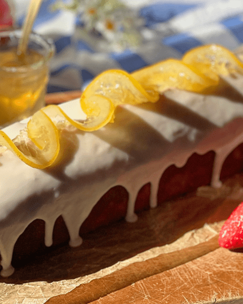 Coulée blanche, spirale d’agrume, fraise éclatante : tout le caractère du cake au citron trois façons résumé en une seule image. Recette disponible sur DeliciouslyHome.com.