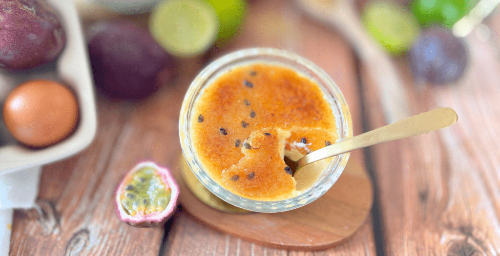 Œufs, fruits de la passion, citrons verts et gousses de vanille : les bases brutes de la crème brûlée Deliciously Home, entre simplicité choisie et mémoire vive.
