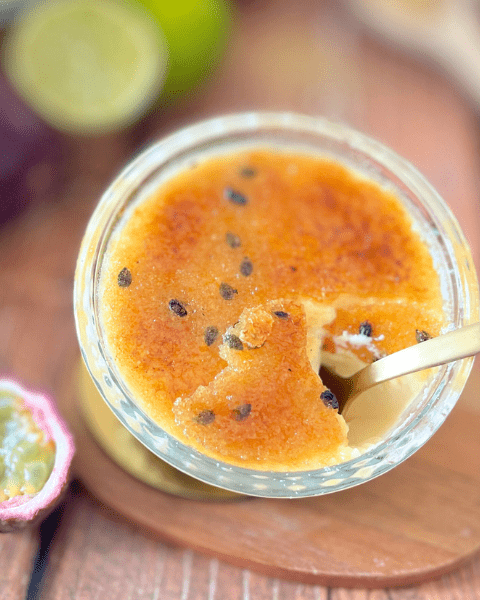 Œufs, fruits de la passion, citrons verts et gousses de vanille : les bases brutes de la crème brûlée Deliciously Home, entre simplicité choisie et mémoire vive.