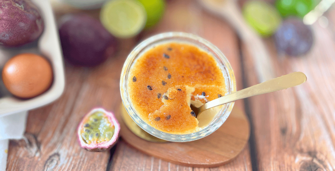 Œufs, fruits de la passion, citrons verts et gousses de vanille : les bases brutes de la crème brûlée Deliciously Home, entre simplicité choisie et mémoire vive.