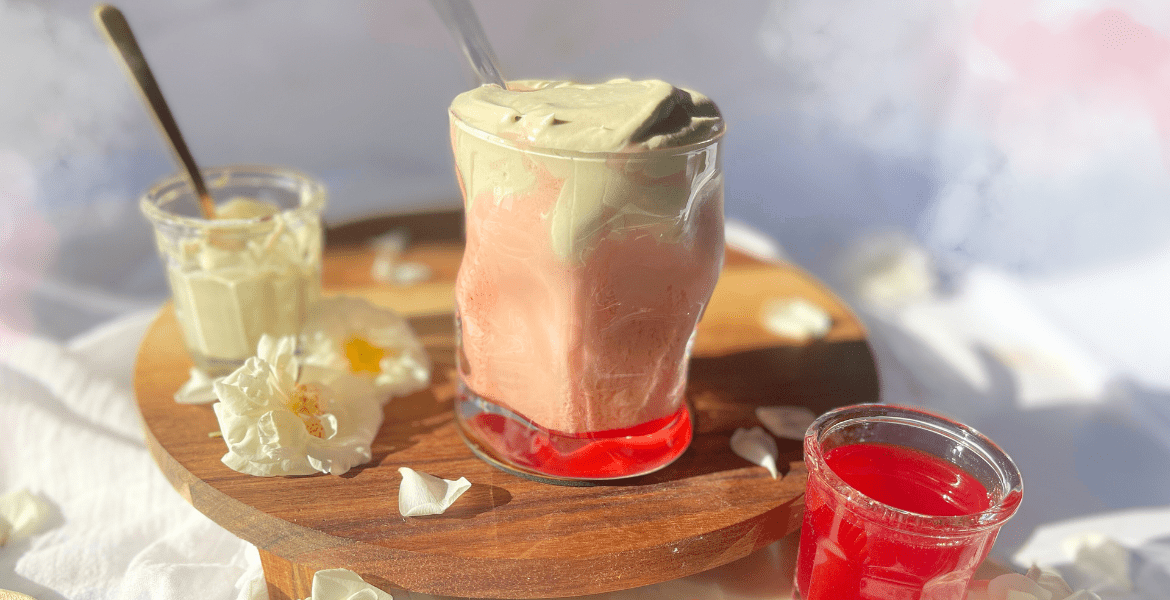 Latte Fraise & Nuage Matcha : reward latte vegan rose pastel et mousse matcha couleur pistache, né de fruits trop mûrs. Recette complète sur DeliciouslyHome.com