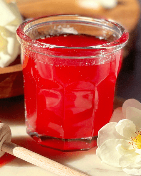 Nuance rubis du sirop de fraise maison, concentré anti-gaspi issu de la macération lente, recette vegan signée DeliciouslyHome