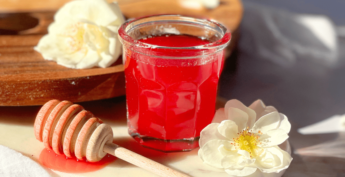 Nuance rubis du sirop de fraise maison, concentré anti-gaspi issu de la macération lente, recette vegan signée DeliciouslyHome