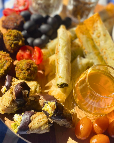 Plateau végétarien grec : falafels, aubergines à la feta, liqueur de kumquat et légumes méditerranéens. Une invitation à voyager dans l’assiette sur Deliciously Home.