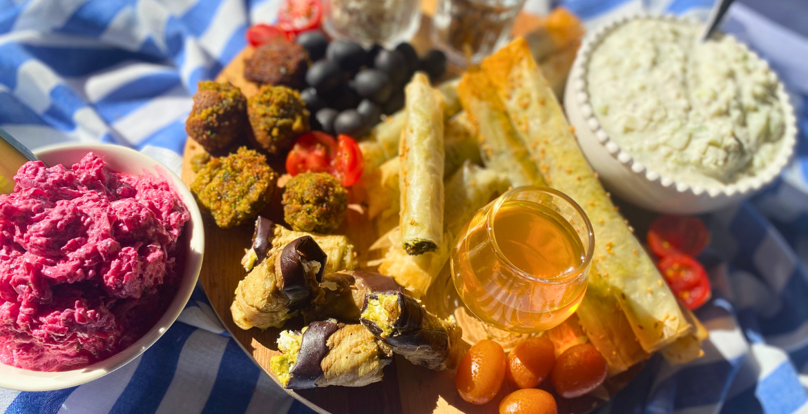 Plateau végétarien grec : falafels, aubergines à la feta, liqueur de kumquat et légumes méditerranéens. Une invitation à voyager dans l’assiette sur Deliciously Home.