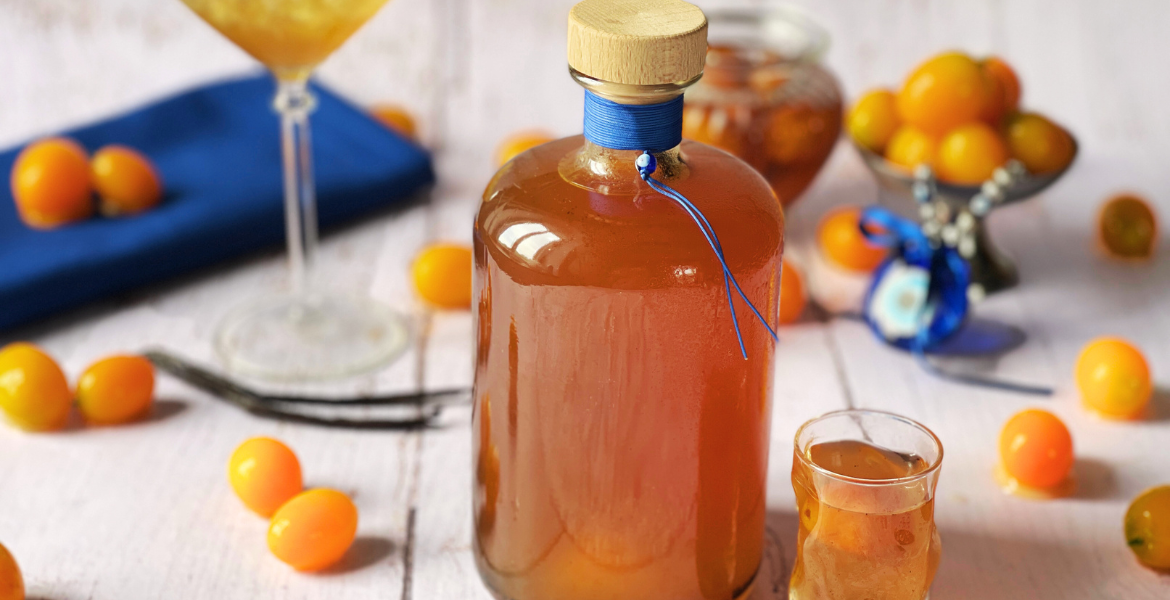La recette de liqueur artisanale de kumquats de Deliciously Home dans son ensemble : de la macération lente à la dégustation, pensée comme une transmission de saison.