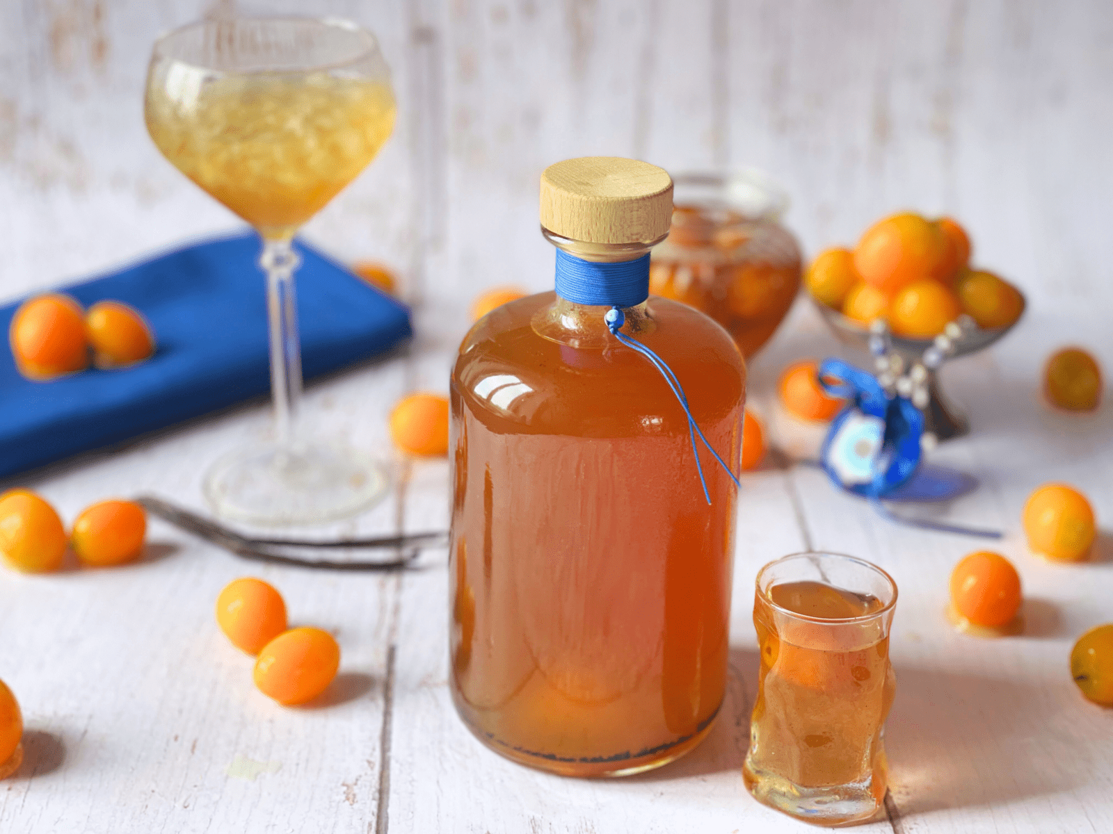 liqueur de kumquats deliciouslyhome article 1 La liqueur artisanale de kumquats infusée à la vanille selon la méthode partagée sur Deliciously Home, résultat d’un travail de patience et d’inspiration sensorielle.