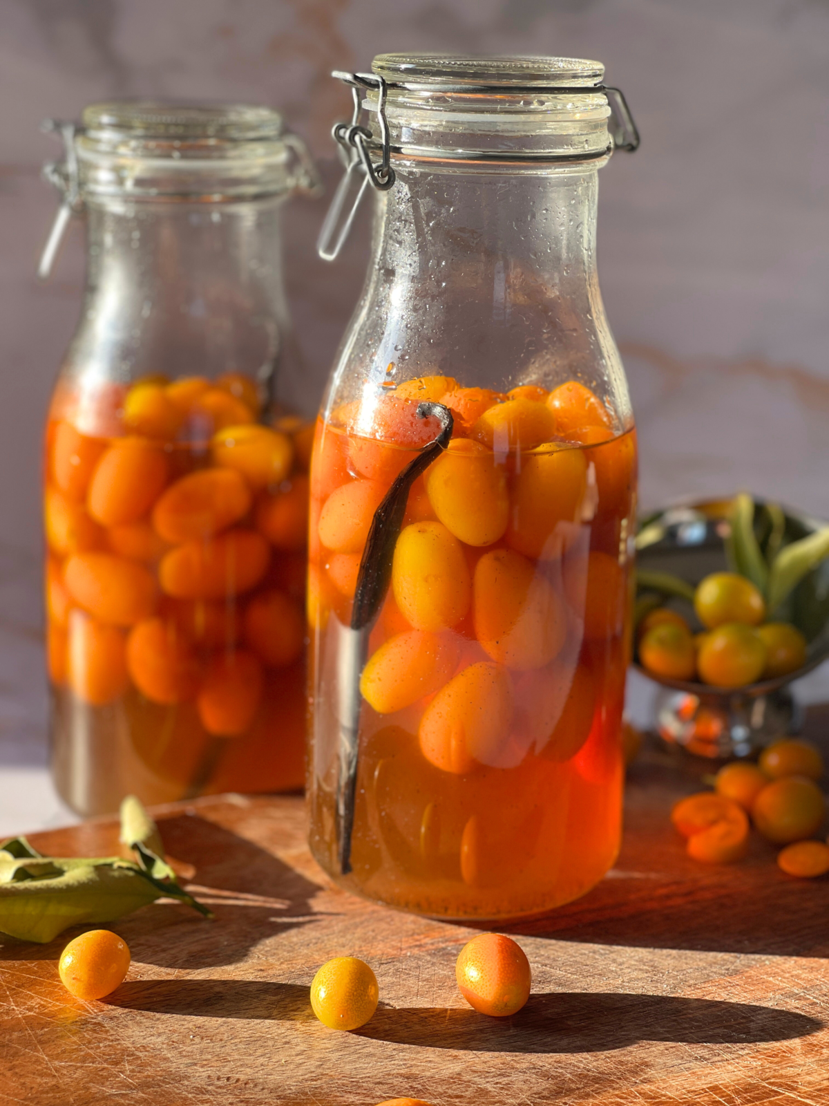 liqueur de kumquats deliciouslyhome article2 L’étape clé de macération dans la recette maison de liqueur de kumquats sur Deliciously Home : le point de départ d’un goût complexe et équilibré.