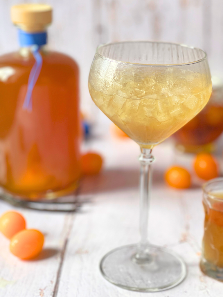 liqueur de kumquats deliciouslyhome article4 La liqueur de kumquats prête à être servie, telle que proposée sur Deliciously Home : un digestif maison, équilibré et fruité, né d’une macération longue et douce.