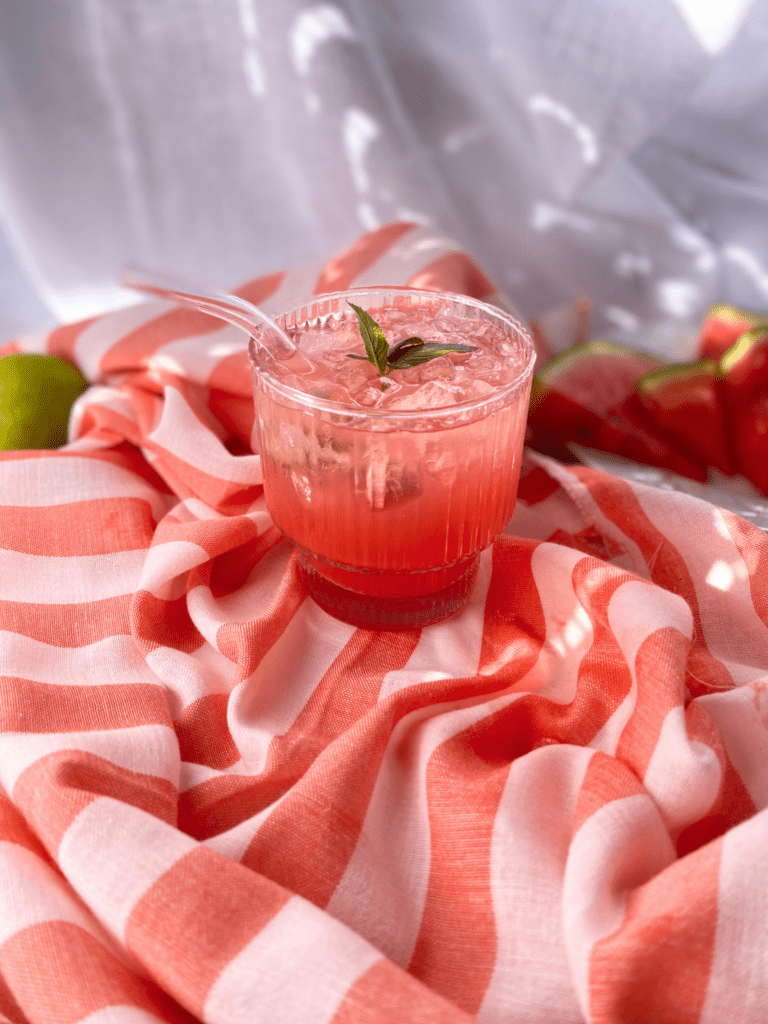 eau petillante pasteque citron deliciouslyhome article1 Cocktail sans alcool pastèque citron servi avec glace pilée et menthe – une boisson rafraîchissante à retrouver sur Deliciously Home.
