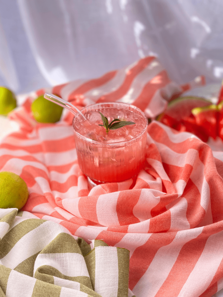 eau petillante pasteque citron deliciouslyhome article2 eau pétillante à la pastèque et à la menthe, posé sur un tissu rayé – recette maison de Deliciously Home.