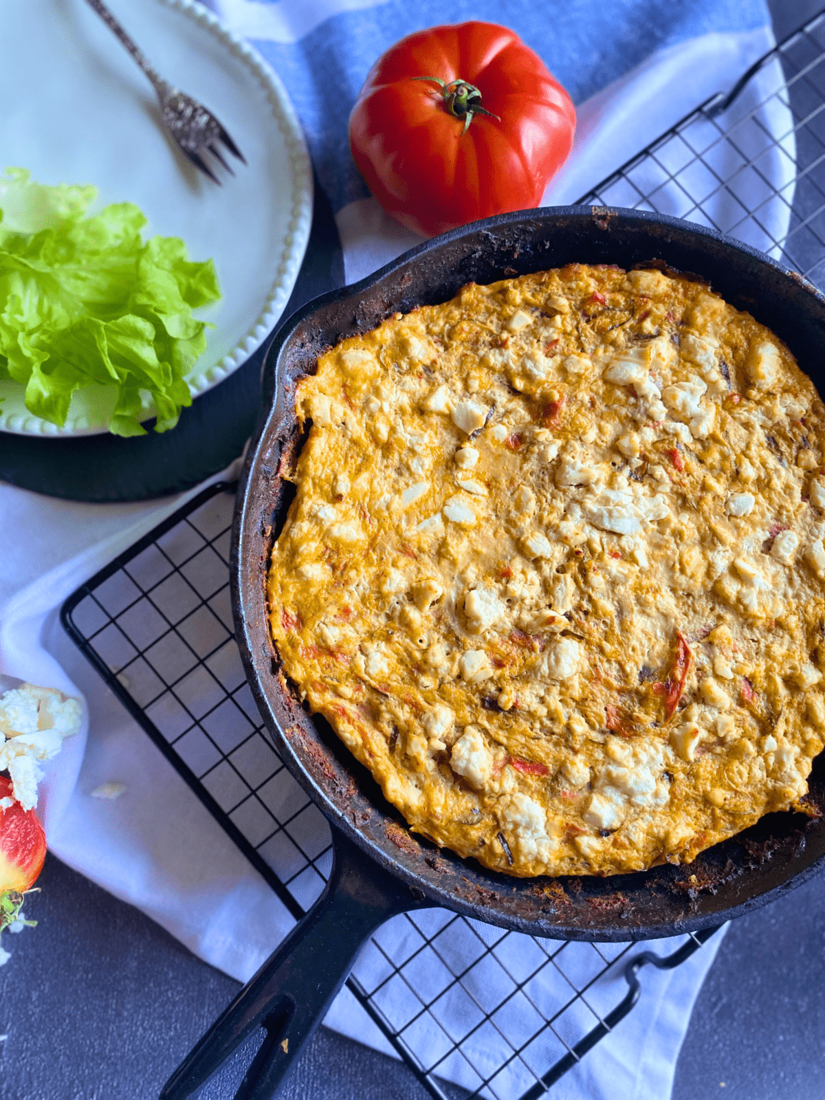 frittata feta courgettes tomates deliciouslyhome article1 Frittata dorée aux courgettes, tomates et feta dans une poêle en fonte – recette sur www.deliciouslyhome.com