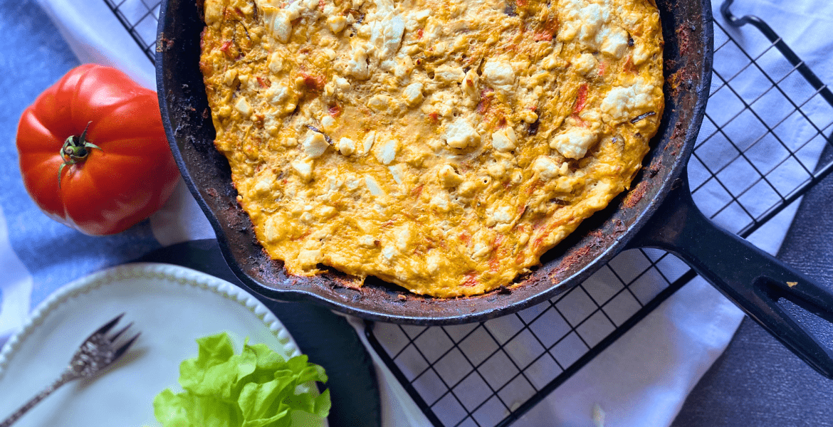 Recette végétarienne grecque : La frittata aux courgettes et feta, prête à être servie – recette sur www.deliciouslyhome.com