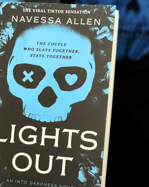 Avis sans spoiler du Book Club Deliciously Home sur Lights Out de Navessa Allen : une romance hybride, entre romcom et dark romance, qui marque par ses personnages.