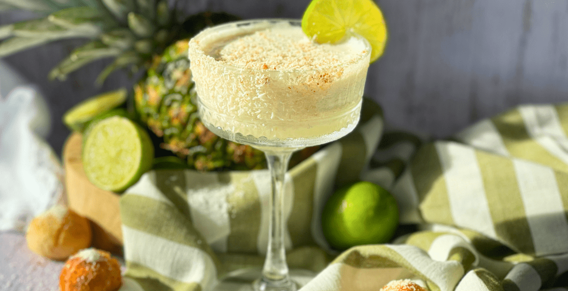 Mocktail crémeux Piña Verde au lait de coco et citron vert. Une recette rafraîchissante à découvrir sur DeliciouslyHome.com