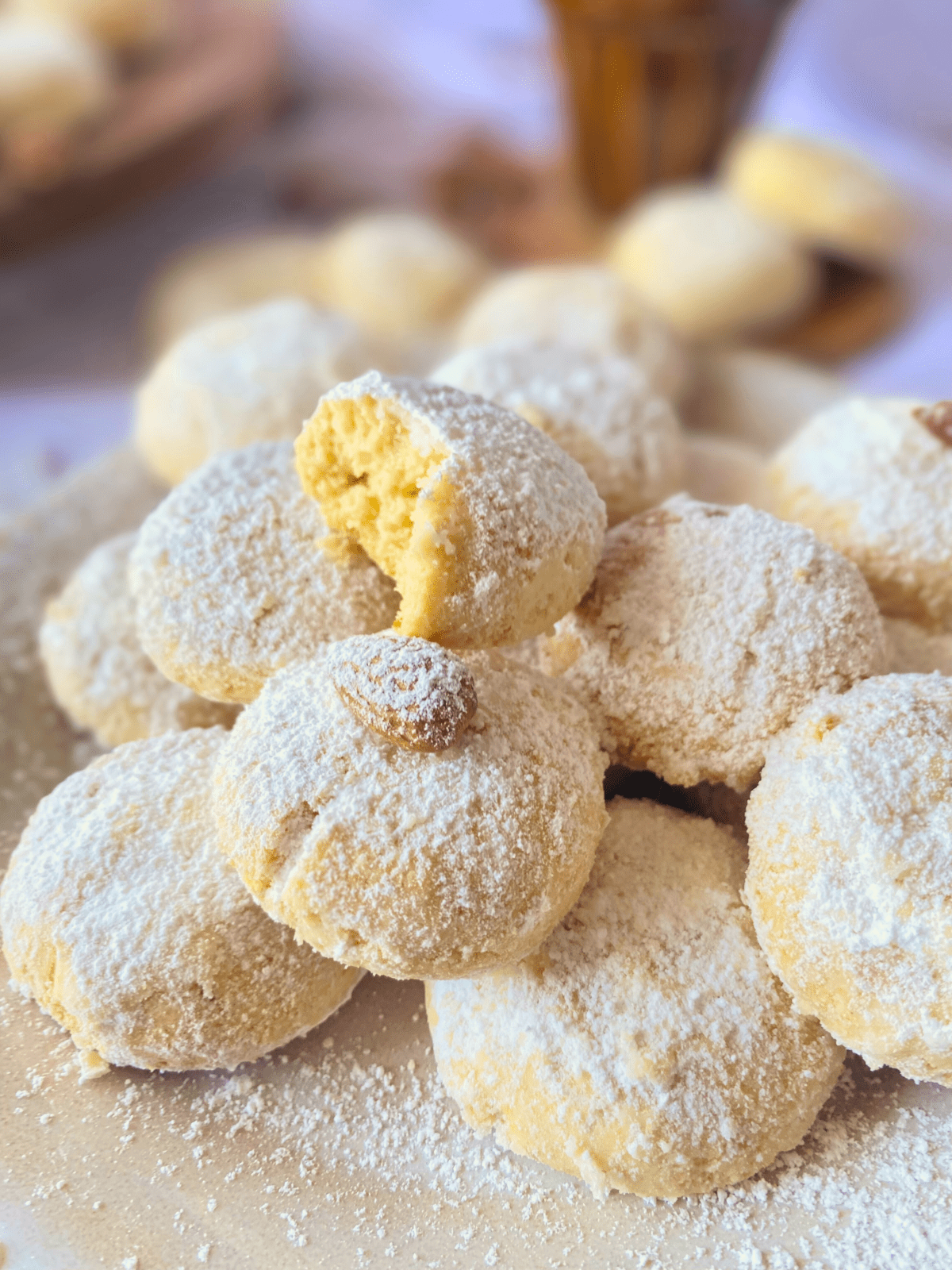 biscuits amandes cognac deliciouslyhome article 1 Biscuits aux amandes saupoudrés de sucre glace, recette de Noël revisitée sur deliciouslyhome.com