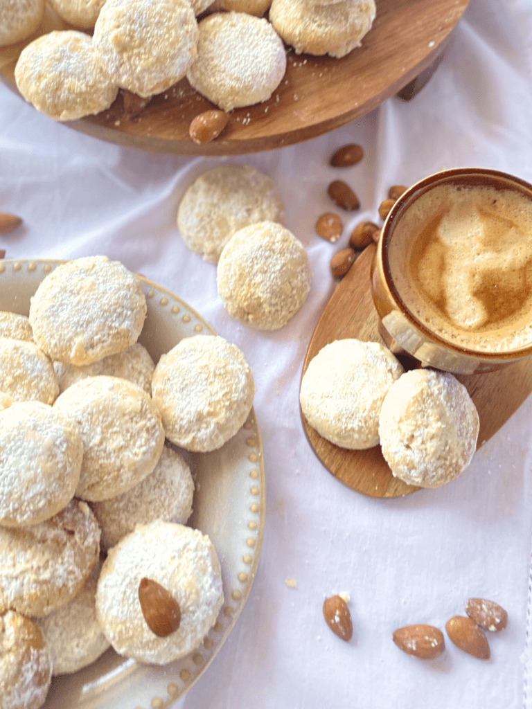 biscuits amandes cognac deliciouslyhome article 2 Assiette de biscuits aux amandes traditionnels grecs, parfaits avec un café, recette sur deliciouslyhome.com