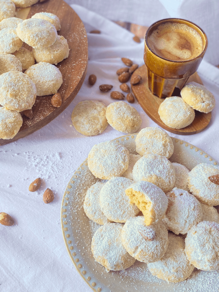 biscuits amandes cognac deliciouslyhome article 4 Biscuits grecs aux amandes façon kourabiedes, recette simple et authentique sur deliciouslyhome.com