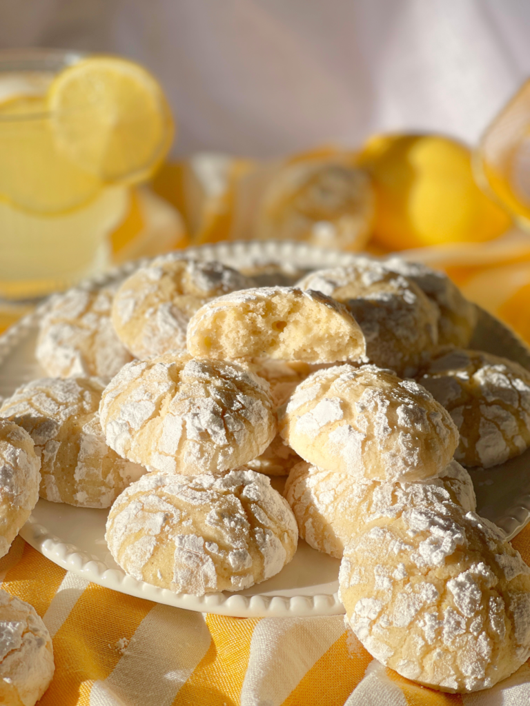 Biscuits craquelés au citron sans gluten, ajustés pour une texture moelleuse et une acidité franche. Une adaptation Deliciously Home.