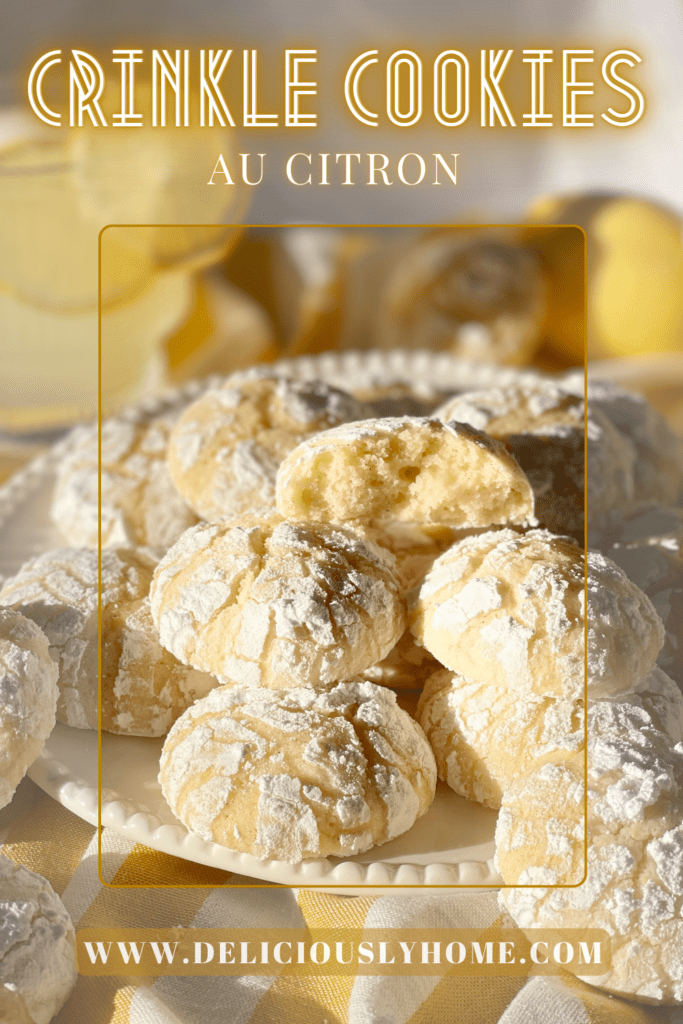 Biscuits craquelés au citron sans gluten, adaptés avec des produits français pour une texture fondante et un goût citron affirmé. Deliciously Home.