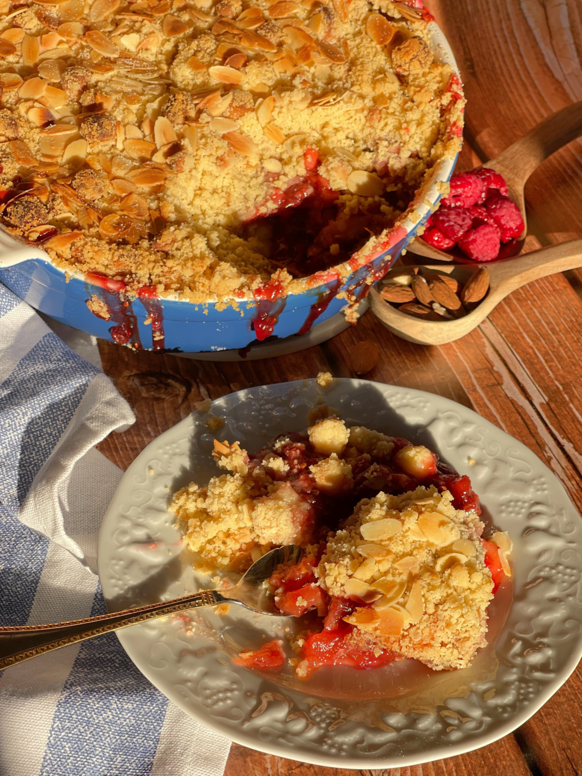 crumble rhubarbe framboise marzipan article2 Ce moment de service met en avant l’importance de la texture dans ce crumble d’automne : le contraste entre la générosité fondante des fruits et le croustillant beurré du topping au marzipan, fil rouge de la recette proposée par Deliciously Home.