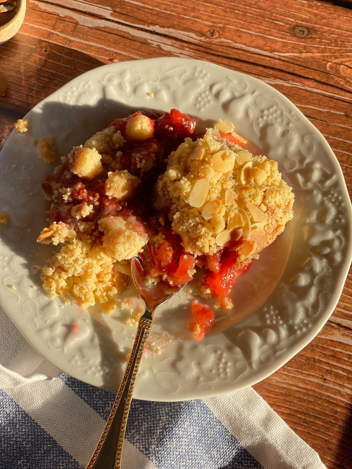 crumble rhubarbe framboise marzipan article3 L’association rhubarbe-framboise trouve ici un terrain d’expression dans un dessert à la fois simple et sophistiqué, où le marzipan apporte la touche d’identité qui distingue cette version signée Deliciously Home.