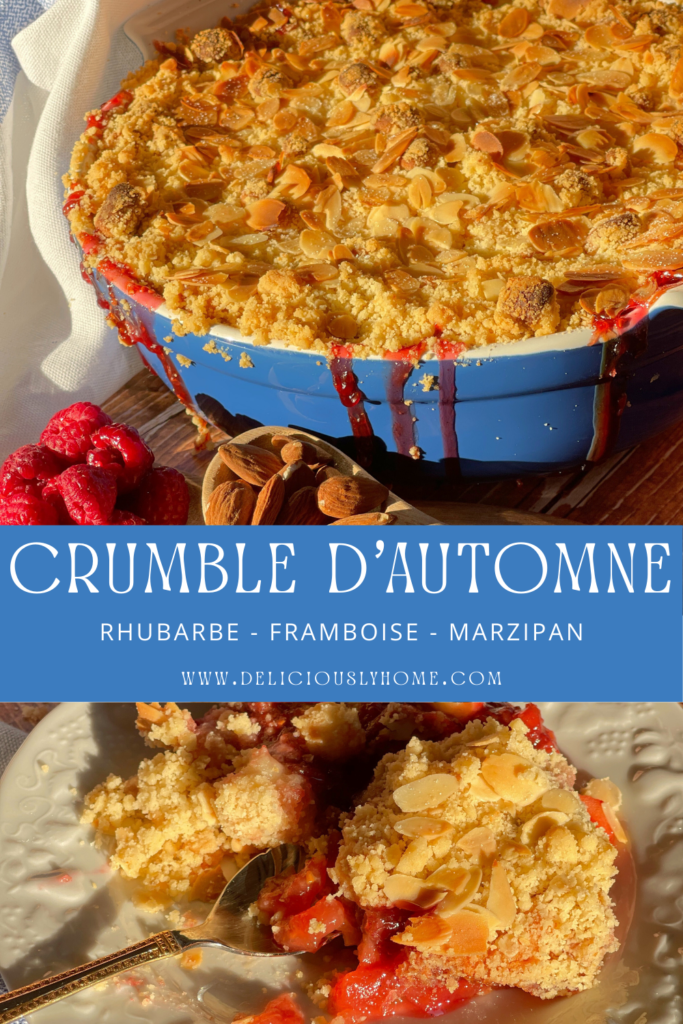 Visuel Pinterest reprenant la recette détaillée du crumble d’automne qui se distingue ici par l’usage du marzipan en cubes, intégré après le sablage, pour enrichir le mélange rhubarbe-framboise sans l’alourdir. Un recette Deliciously Home.