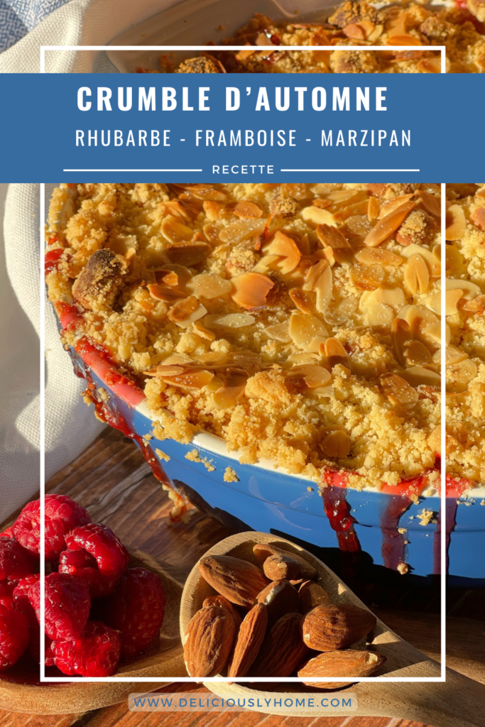 Le contraste entre fruits acides et pâte d’amande est au cœur du crumble d’automne rhubarbe-framboise-marzipan développé dans cette recette signée Deliciously Home.