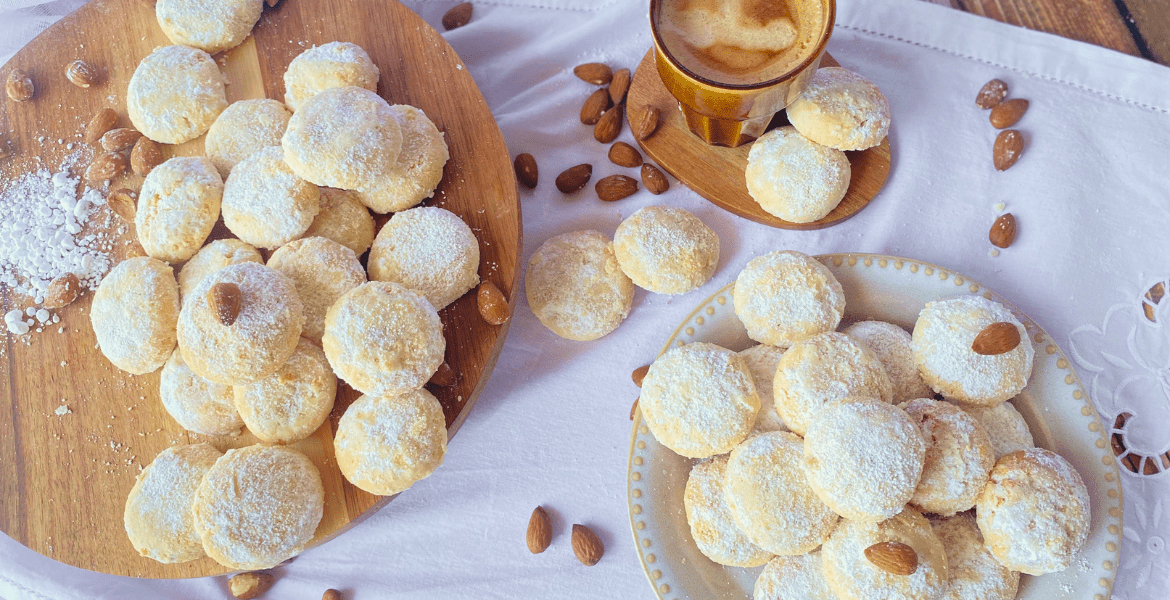 Biscuits aux amandes saupoudrés de sucre glace, idéals pour les fêtes, recette disponible sur deliciouslyhome.com