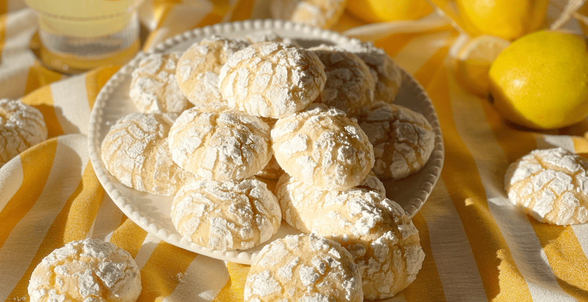 Deliciously Home propose une recette de biscuits craquelés au citron sans gluten, inspirée d’un souvenir et adaptée pour un goûter personnalisé.