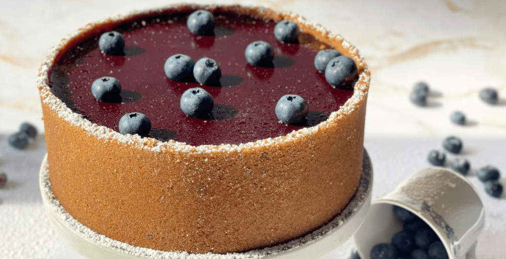 Cheesecake aux myrtilles, un dessert de fin d’été festif à réaliser avec la recette détaillée sur Deliciously Home.