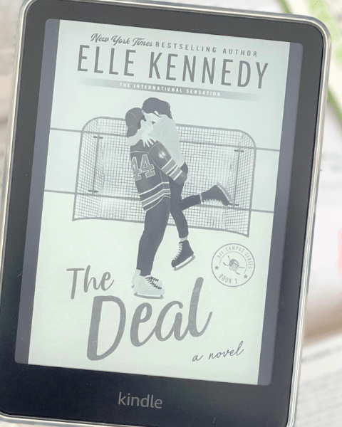 Article Deliciously Home : critique sans spoiler de The Deal d’Elle Kennedy, romance universitaire culte de la série Off-Campus.